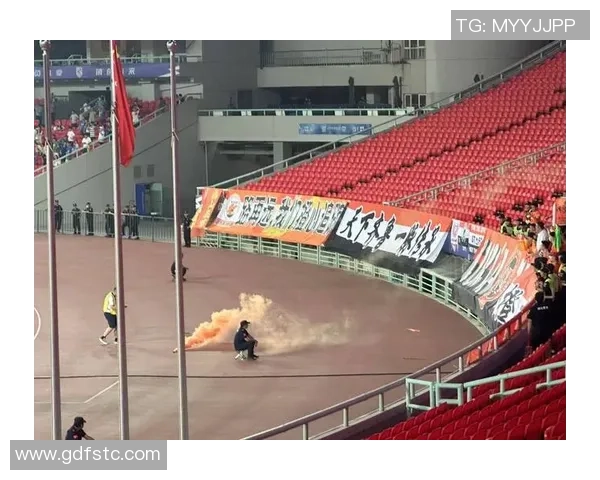 杨立瑜遭球迷怒斥：何必与阿猫阿狗争执真该给球迷竖中指